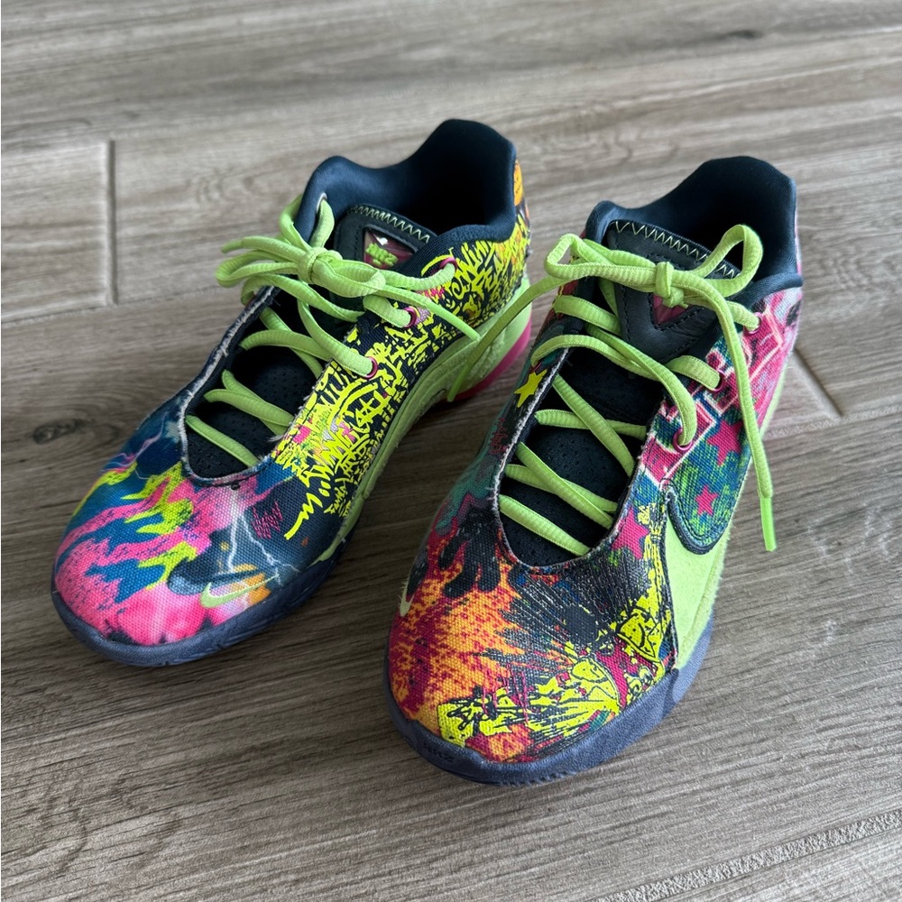 NIKE LeBron James Autograph Kids Sneakers in Neon Green and Pink